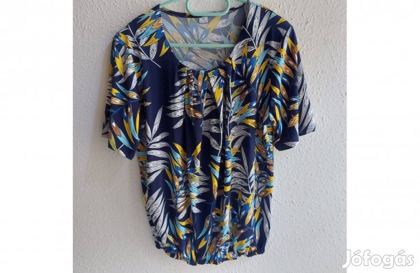 M-es méretű mintás, rövidujjú női felső