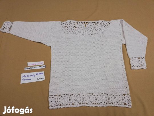 M-es női tört fehér színű, horgolt rátétes csinos pulóver
