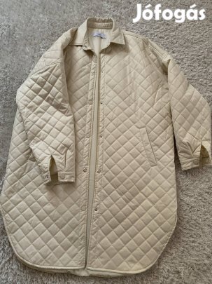 M méretű steppelt krémszínű kabát