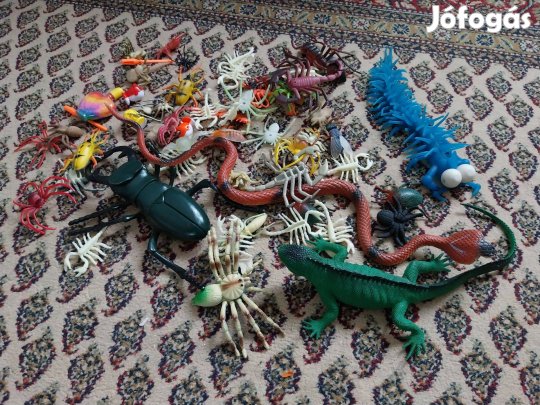 Máanyag állatfigurák, bogarak, pókok, hüllők