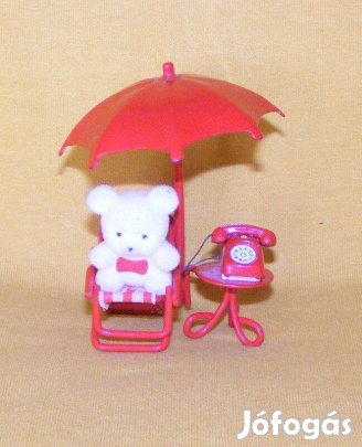 Maci napozóágyon, telefon bababútor, babaház kiegészítő