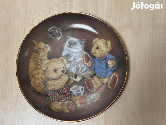 Macis, mackós porcelán dísztányér