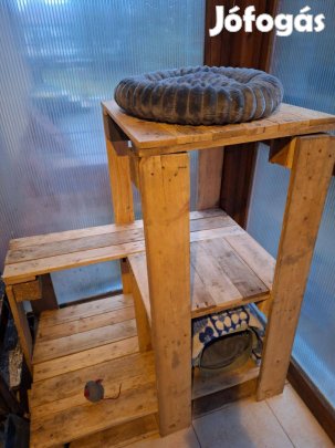 Macskaház, emeletes kaparófa