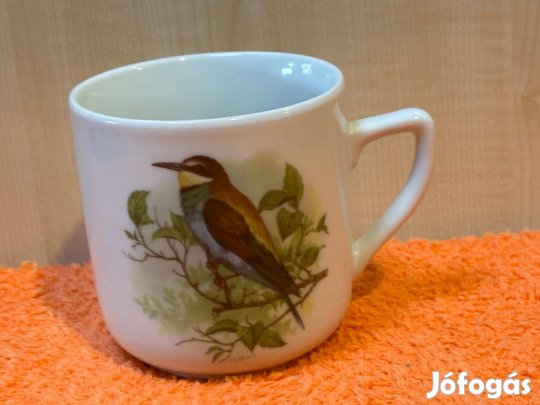 Madaras porcelán bögre