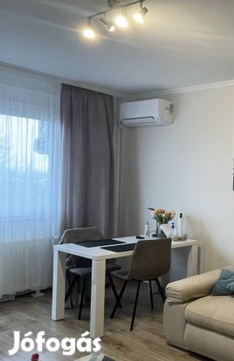 Magas fényű 4 személyes étkező asztal