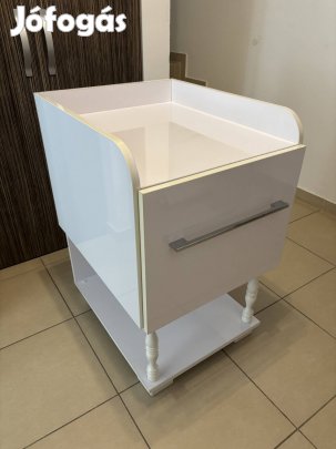 Magas fényű fehér fiókos pelenkázó szekrény