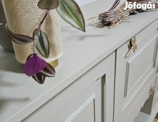 Magas komód, tálalószekrény 