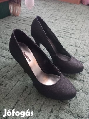 Magas sarkú női cipő