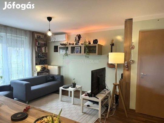 Magasemeleti lakás portaszolgálatos társasházban a Mátyás térnél eladó