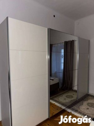 Magasfény hatású üveglapos fehér tükrös gardrób szekrény