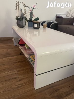 Magasfényű dohanyzóasztal