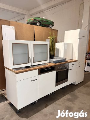 Magasfényű fehér gépesített konyhabútor