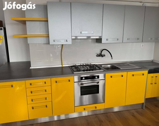 Magasfényű konyhabútor, gépekkel, gépek nélkül.Csepelen