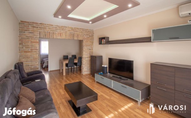 Magasföldszinti, felújított, erkélyes, 2 szobás lakás