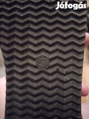 Magasított talpú cipő