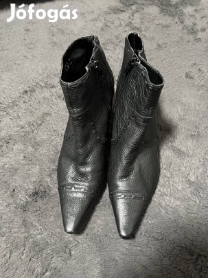 Magassarkú bokacsizma