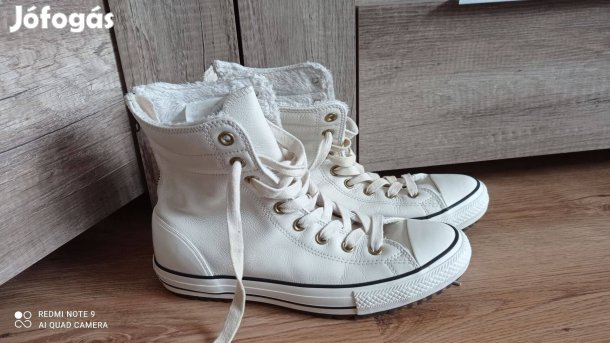 Magasszárú bundás Converse cipő 42
