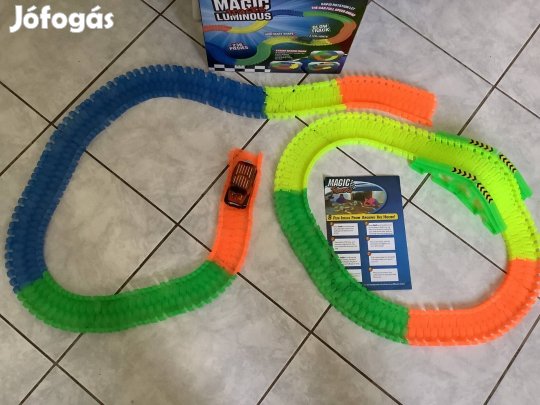 Mágikus autópálya és vílágító autó játék