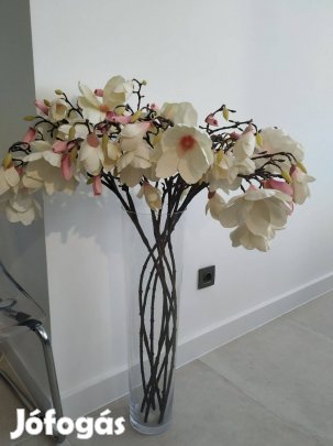 Magnólia művirág üvegvázában