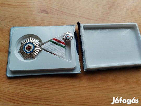 Magyar Vöröskeresztes régi kitüntetés jelvényével ezüst fokozat