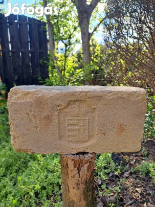 Magyar címeres bontott tégla