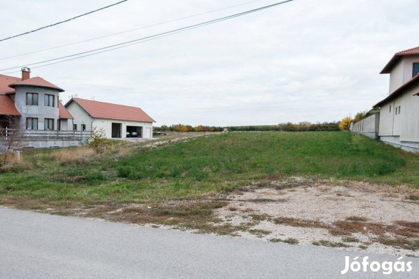 Magyaralmáson 2502 nm összközműves telek eladó 25 M