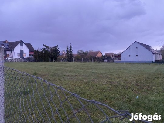 Magyarnándori 645 nm-es telek eladó
