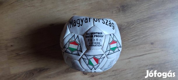 Magyarország felíratú futtball labda