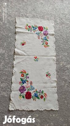 Magyaros gazdagon kézzel hímzett hosszúkás terítő