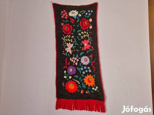 Magyaros kalocsai mintás falidísz falvédő virág mintás kézi hímzéssel