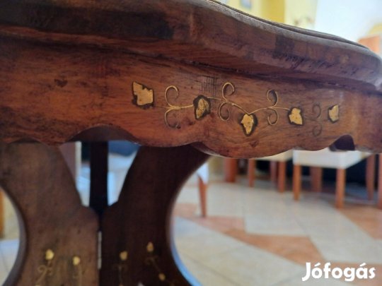 Mahagóni asztal afrikai körasztal