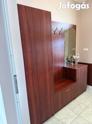 Mahagóni előszobaszekrény eladó!