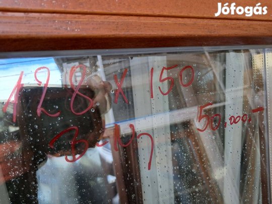 Mahagóni fából ablakok