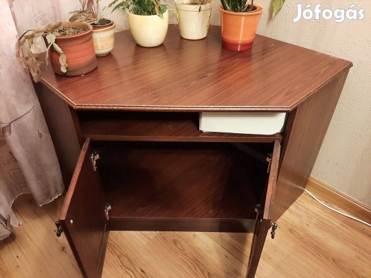 Mahagóni sarokszekrény 83x43x58 cm, 67 cm magas