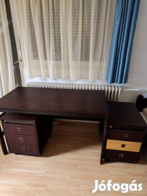 Mahagóni színű íróasztal 2 db gurulós 3 fakkos fiókkal