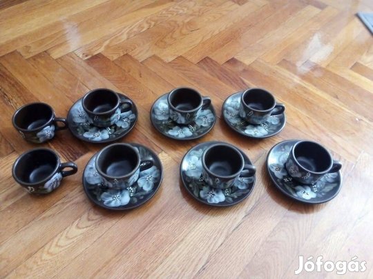 Majolika kávéscsésze (8 db) és csészealj (6 db)