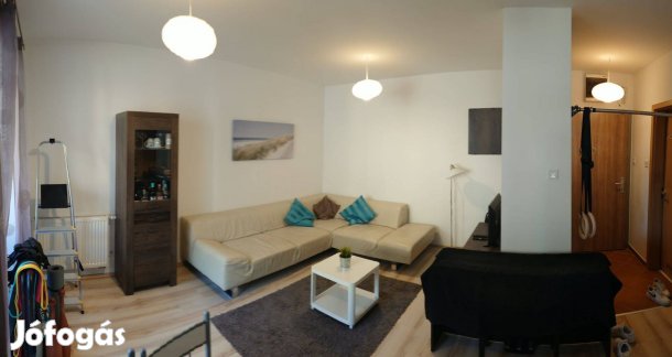 Majus 1-től bútorozott, másfél szobás lakás Béke tér közelében kiadó
