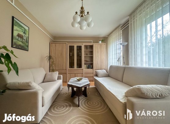 Makarenkó úton földszinti lakás nagy terasszal eladó!