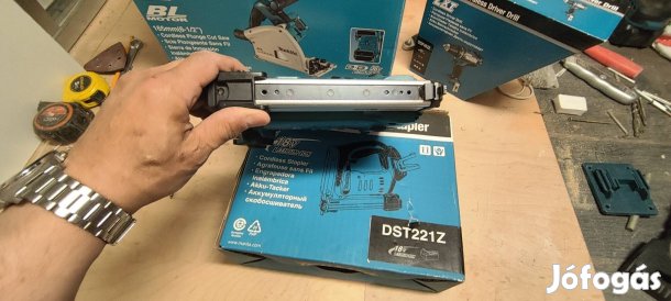 Makita akkumulátoros tűzőgép, tűzőkapoccsal, dobozában, papírjaival.