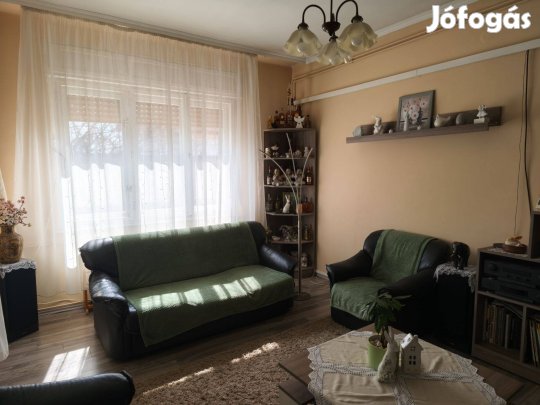 Makó Balaton utcán 4 szobás+ nappalis igényesen felújított előkertes,