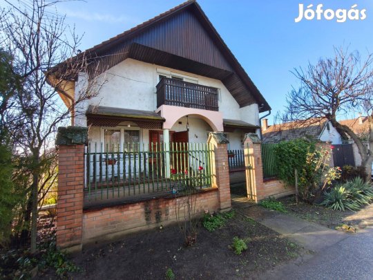 Makó, Szigligeti utcán, a belvárosban, kiváló állapotú 2 szintes csalá
