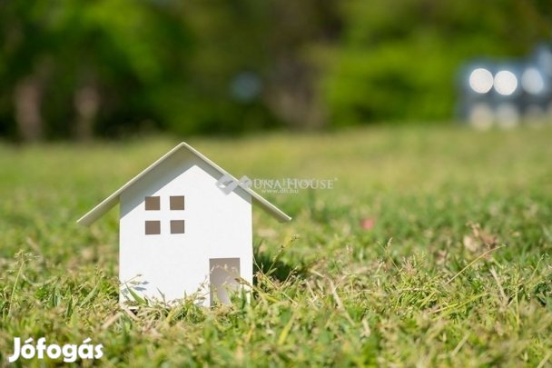 Makói 735 nm-es telek eladó