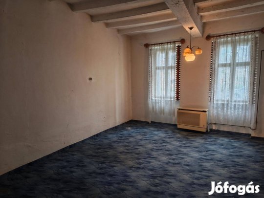 Makón Aradi utcán jó állapotú parasztház+55 nm-s téglaépület eladó!