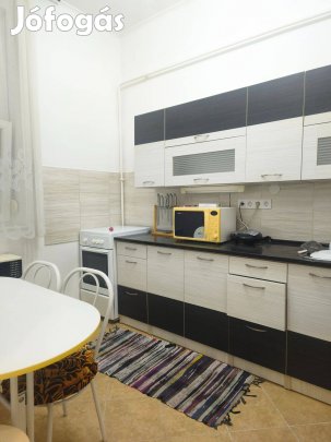 Makón a belvárosban 1. emeleti téglalakás