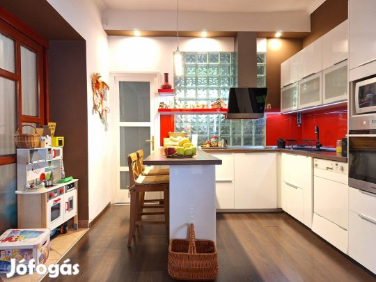 Makón felújított, tágas családi ház eladó