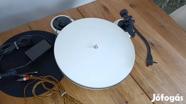 Makulátlan! Pro Ject RPM 1 Carbon lemezjátszó Ortofon 2M Red