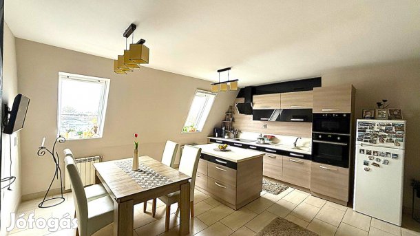 Malomkertben 83 NM-Es 2 Szoba Amerikai Konyha Nappalis Felújított