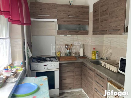 Malomkertben Első Emeleti Kettő Szobás Téglaépítésű Lakás Garázzsal EL