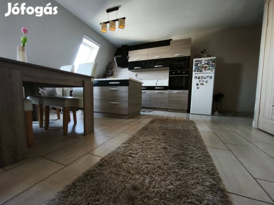 Malomkertben Nagy Belsőszintes 83 NM-Es Egyedi Gázfűtéses Lakás Eladó