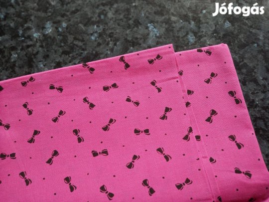 Mályva alapon apró fekete masnis anyag méteráru új